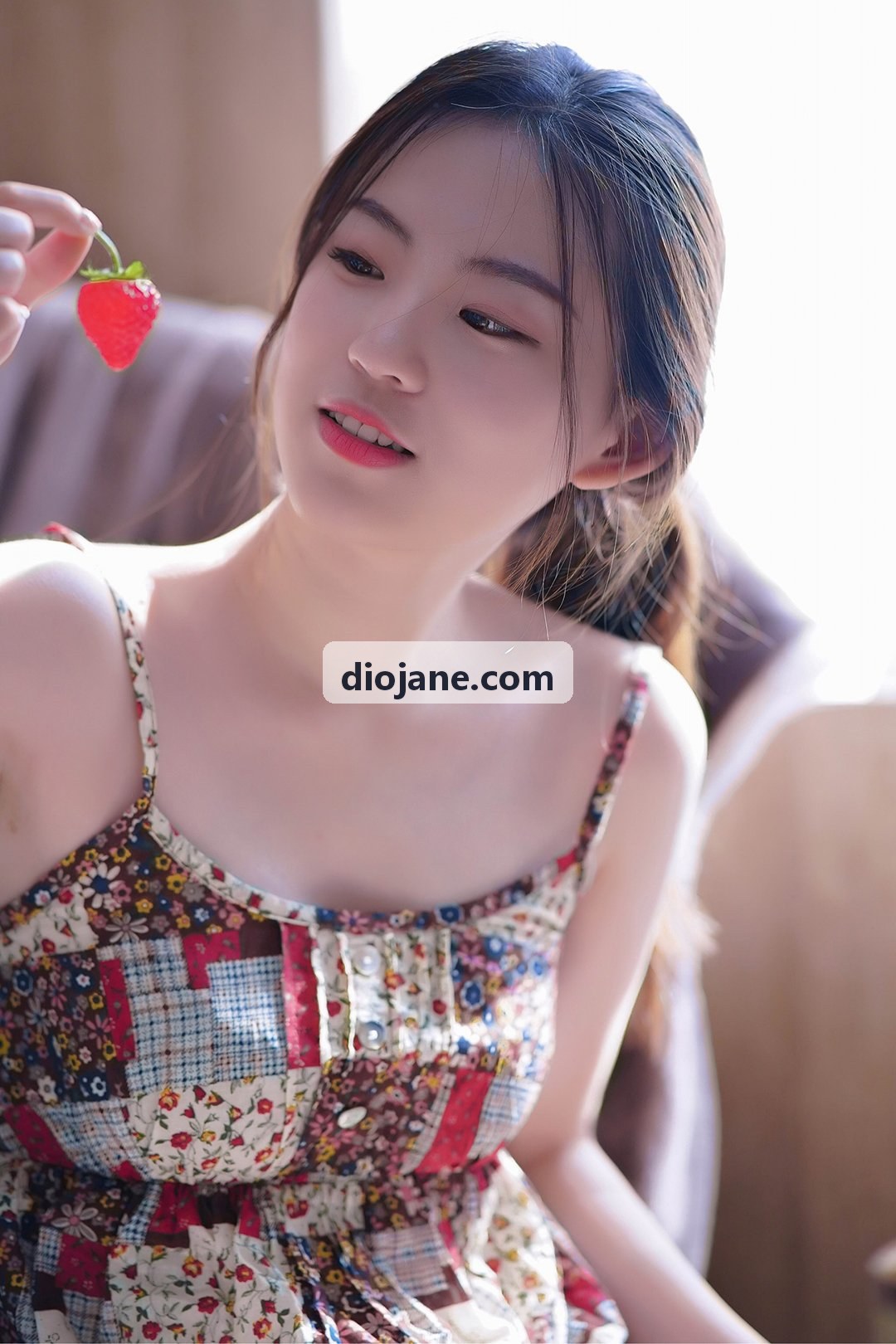 客厅装修模拟前后对照，木饰面电视墙与灯带切片